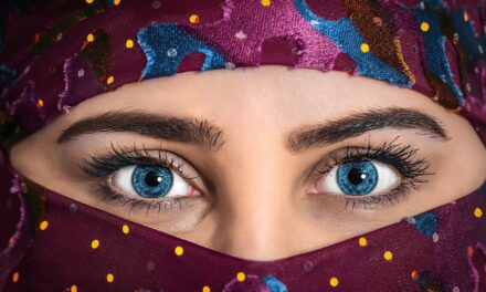 Ophtalmologie : est-il dangereux de changer la couleur de ses yeux ?