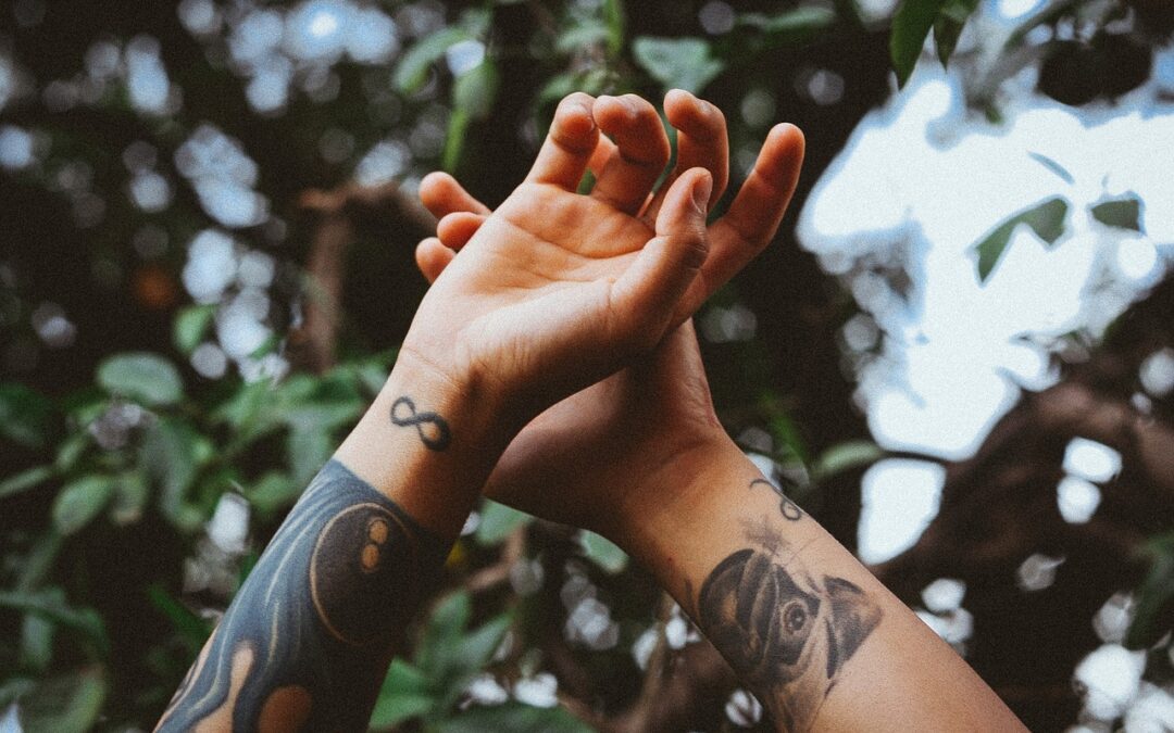 Le tatouage infini revient à la mode pour les hommes et les femmes