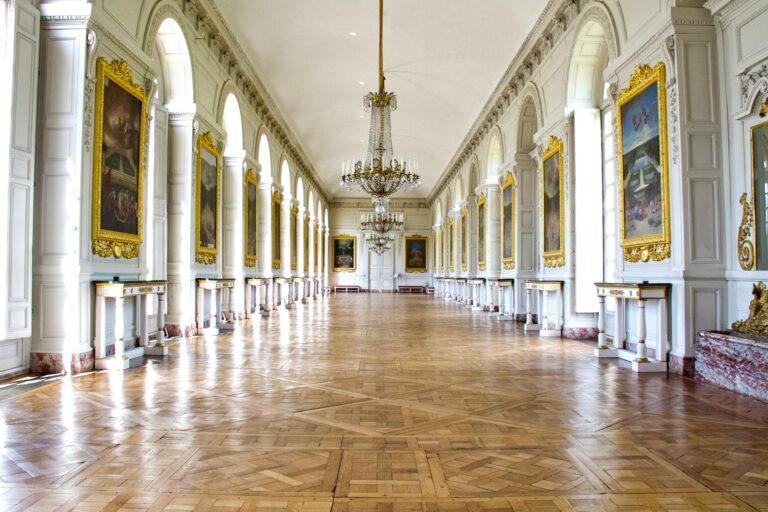 Couloirs dorés du château de Versailles évoquant intrigues et secrets royaux