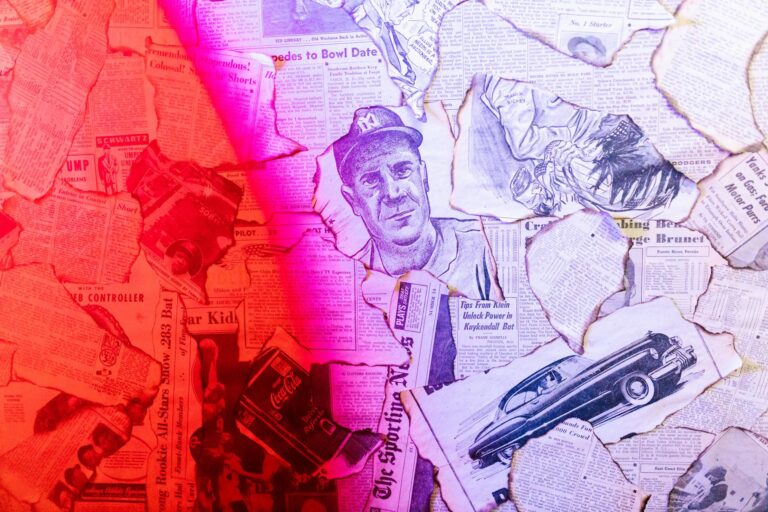 Homme scrutant des fils d'actualité complotistes sur écran dans pénombre