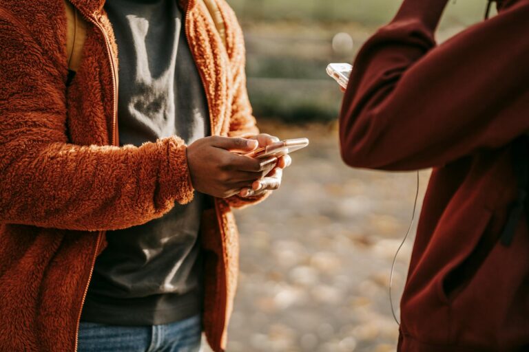 Smartphone affichant un message SMS avec l'abréviation TKT entre amis