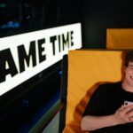 adolescents souriants sur smartphone échangeant des messages abrégés entre amis