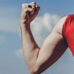 Bras musclé en flexion symbole de force et de courage sportif