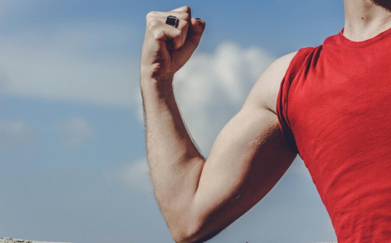 Bras musclé en flexion symbole de force et de courage sportif