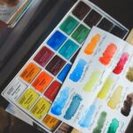 palette de peinture colorée avec nuances chaudes et froides sur fond blanc
