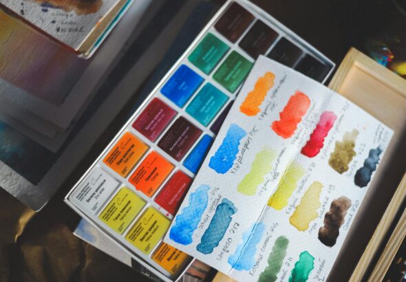 palette de peinture colorée avec nuances chaudes et froides sur fond blanc