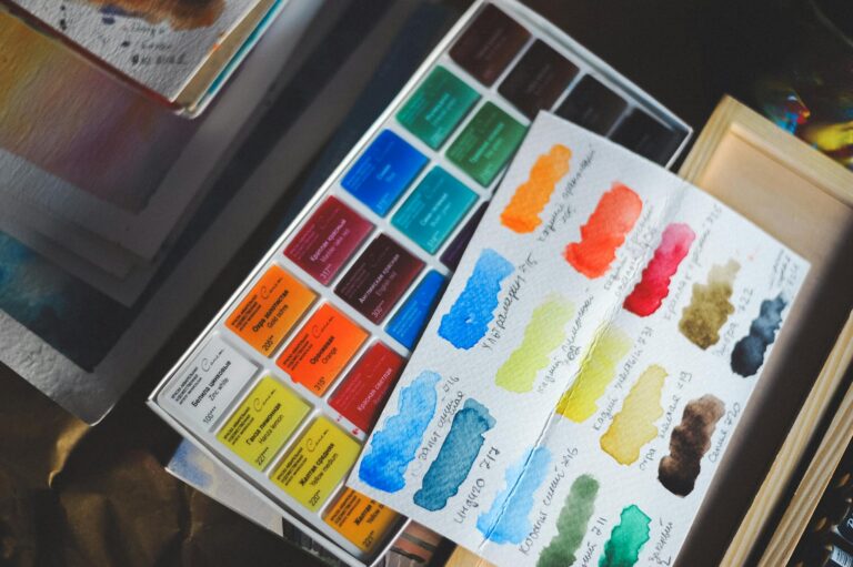 palette de peinture colorée avec nuances chaudes et froides sur fond blanc