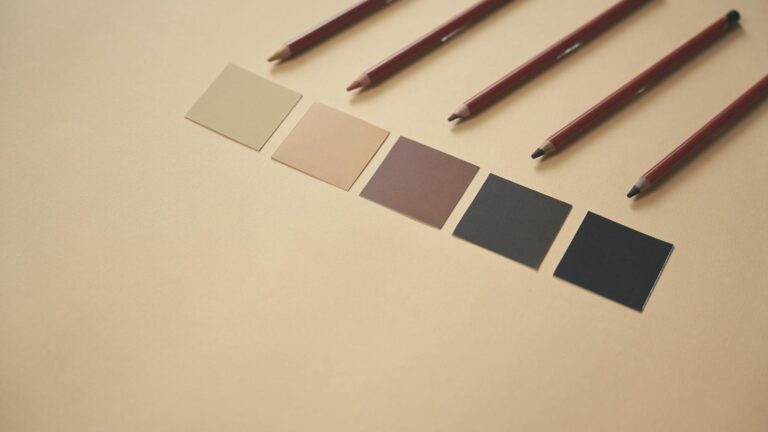 palette de nuances ébène émeraude écarlate écru posée sur table lumineuse