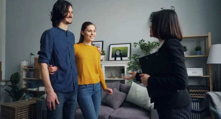 Agent immobilier créant une visite virtuelle d'appartement sur écran panoramique