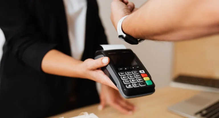 Commerçant fait scanner plaque nfc avis google à un client en caisse