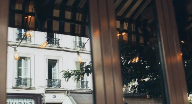 Terrasse moderne de maison équipée d’un store banne LED éclairant de nuit