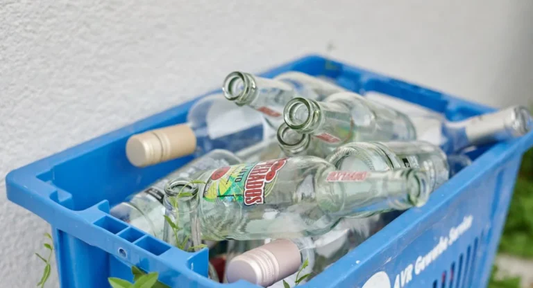 Trois imprimantes usagées déposées sur une table près d’un centre de tri