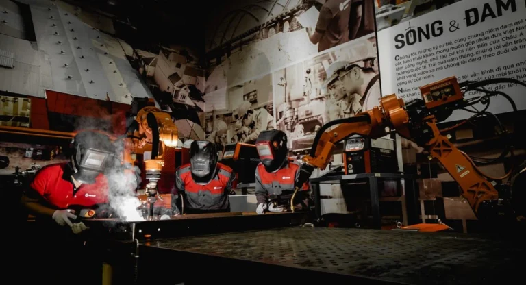 Un salarié analyse un écran de suivi qualité d’usine en équipe